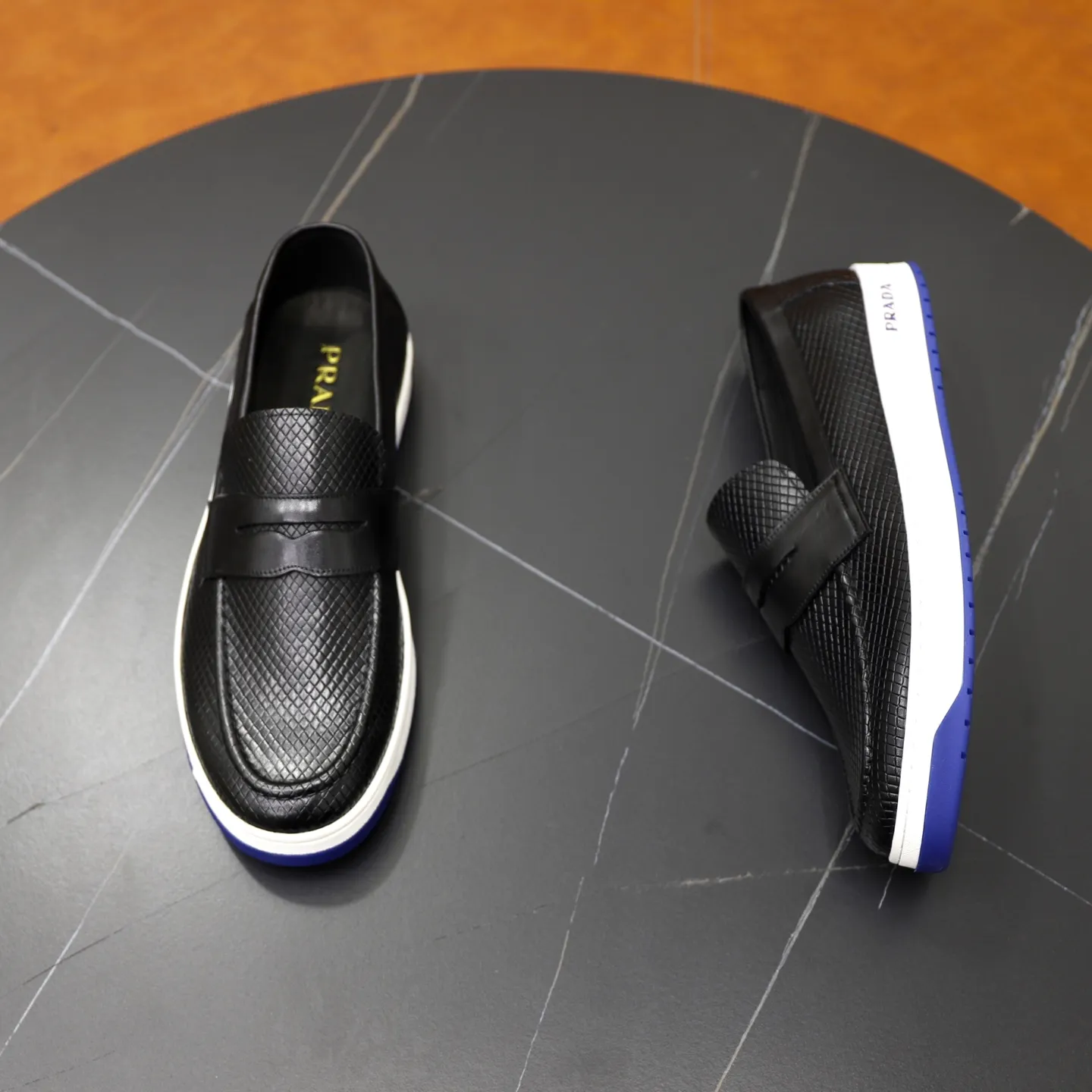 Factory price: 💰640 Prada classic men’s lace-up casual shoes | Imported cowhide upper | Upper stitching layered design, light and breathable | Soft and comfortable | Decorated with PRADA letters on the side | Distinctive sports style, showing the brand style | Lightweight concave and convex pattern rubber soles | Matched with cowhide foot pad lining | Excellent foot feel, fashionable and elegant | Size: 38-44 (45 customized)